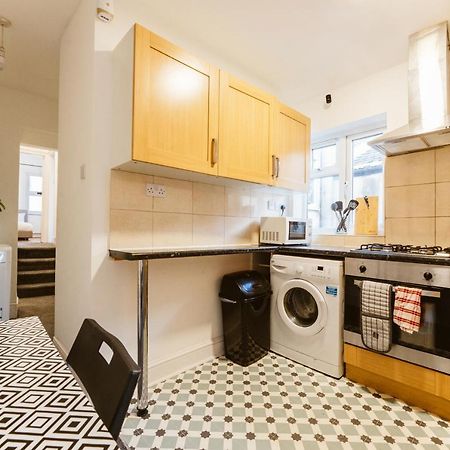 Mile End Double Rooms 86A Лондон Екстериор снимка