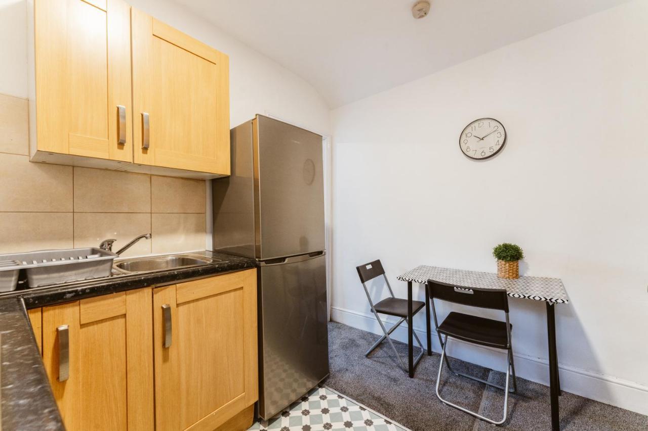 Mile End Double Rooms 86A Лондон Екстериор снимка