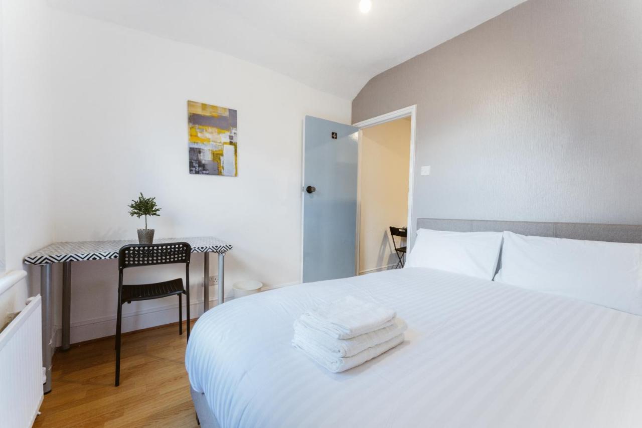 Mile End Double Rooms 86A Лондон Екстериор снимка