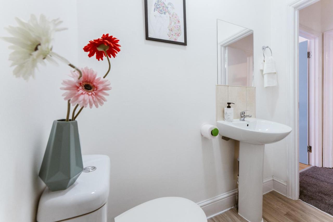 Mile End Double Rooms 86A Лондон Екстериор снимка