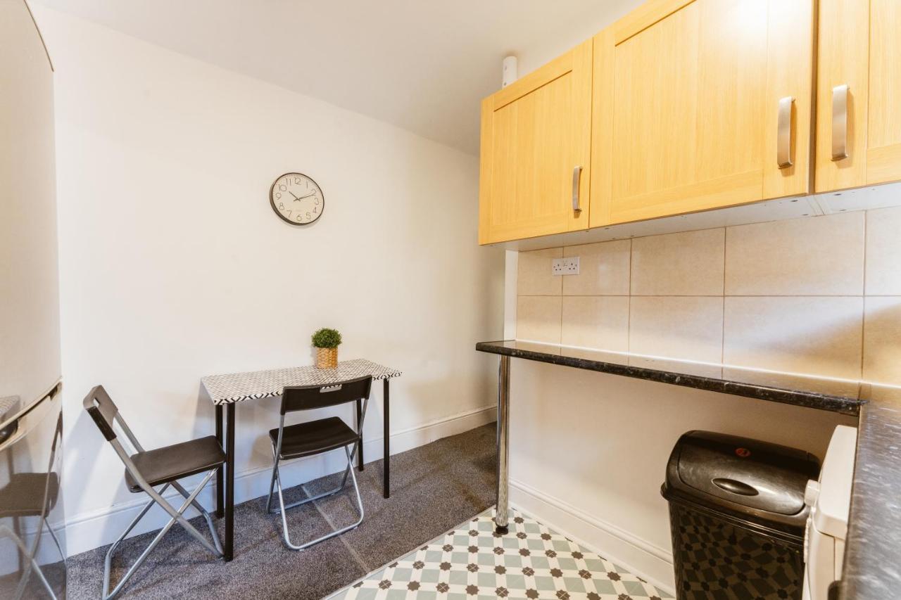 Mile End Double Rooms 86A Лондон Екстериор снимка