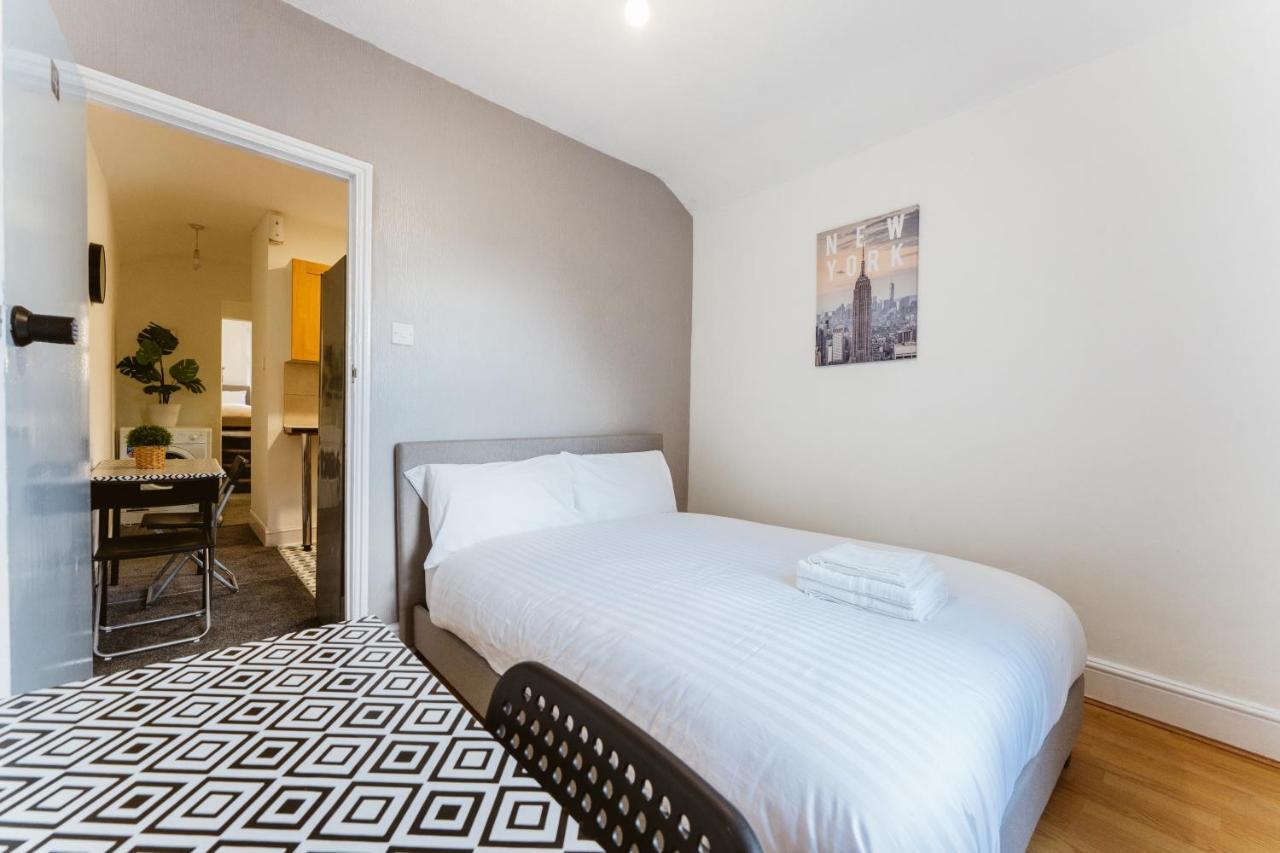 Mile End Double Rooms 86A Лондон Екстериор снимка