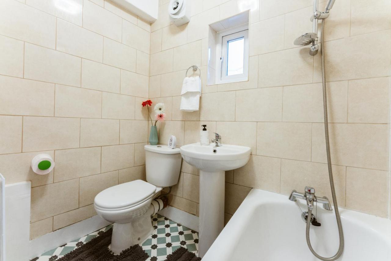 Mile End Double Rooms 86A Лондон Екстериор снимка