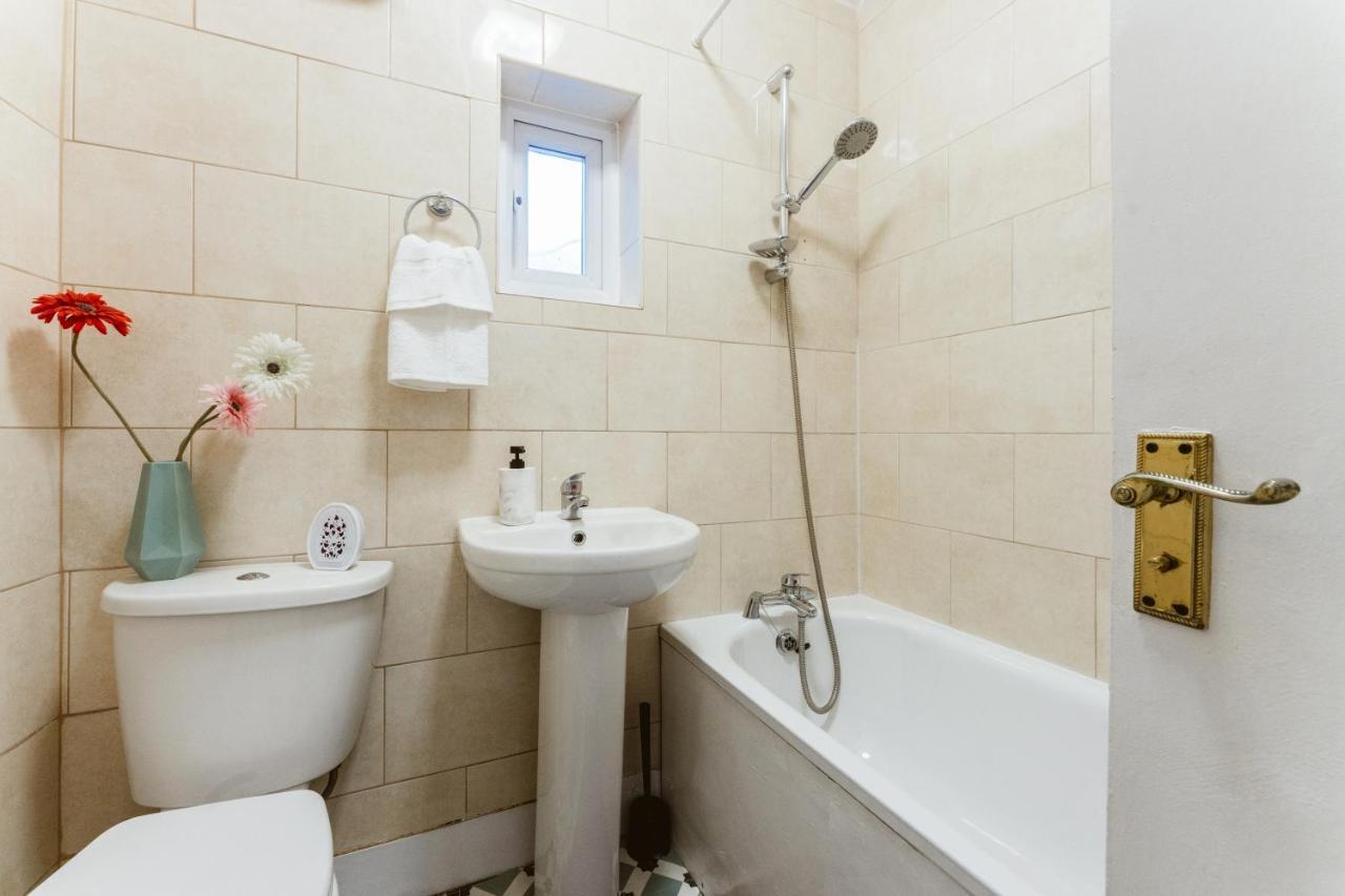 Mile End Double Rooms 86A Лондон Екстериор снимка